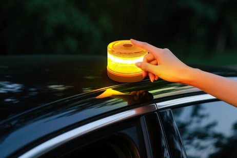 Será obligatoria y solo te costará 25 euros: baliza V16 homologada por la DGT para tu vehículo Será obligatoria y solo te costará 25 euros: baliza V16 homologada por la DGT para tu vehículo