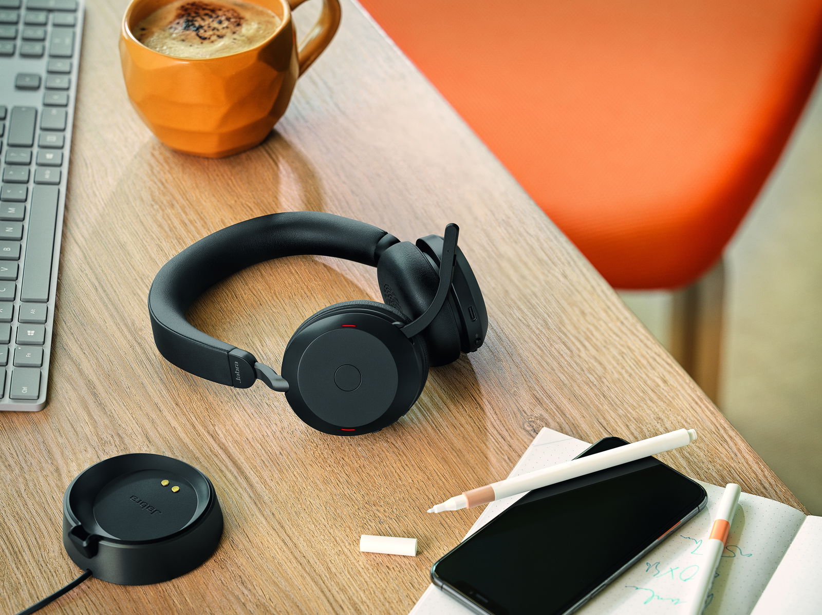 Hablar con la IA será lo normal en el trabajo antes de 2030, según un estudio de Jabra y la LSE
