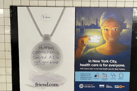El colgante de IA “Friend” sufre una campaña de vandalización en Nueva York El colgante de IA “Friend” sufre una campaña de vandalización en Nueva York