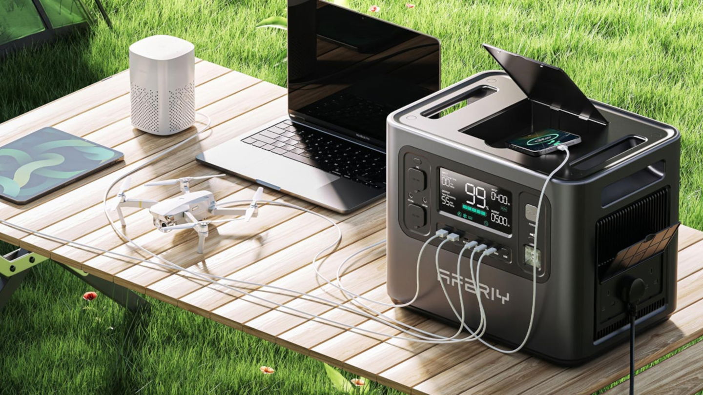 El generador solar portátil que da energía para todo lo que se te ocurra (hasta 12 dispositivos al mismo tiempo), está a mitad de precio en Amazon
