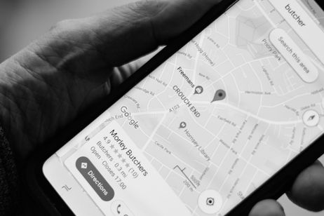 Google Maps estrenará un modo en "blanco y negro" para ahorrar batería en tu móvil Google Maps estrenará un modo en "blanco y negro" para ahorrar batería en tu móvil