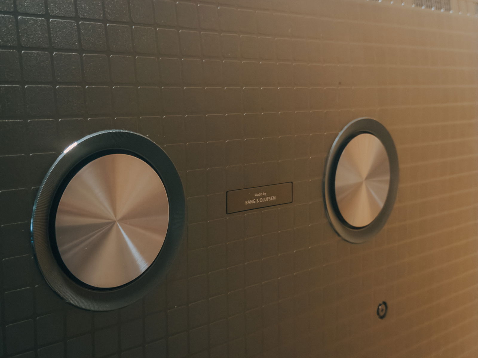 Se oye bastante bien sin necesidad de una barra de sonido