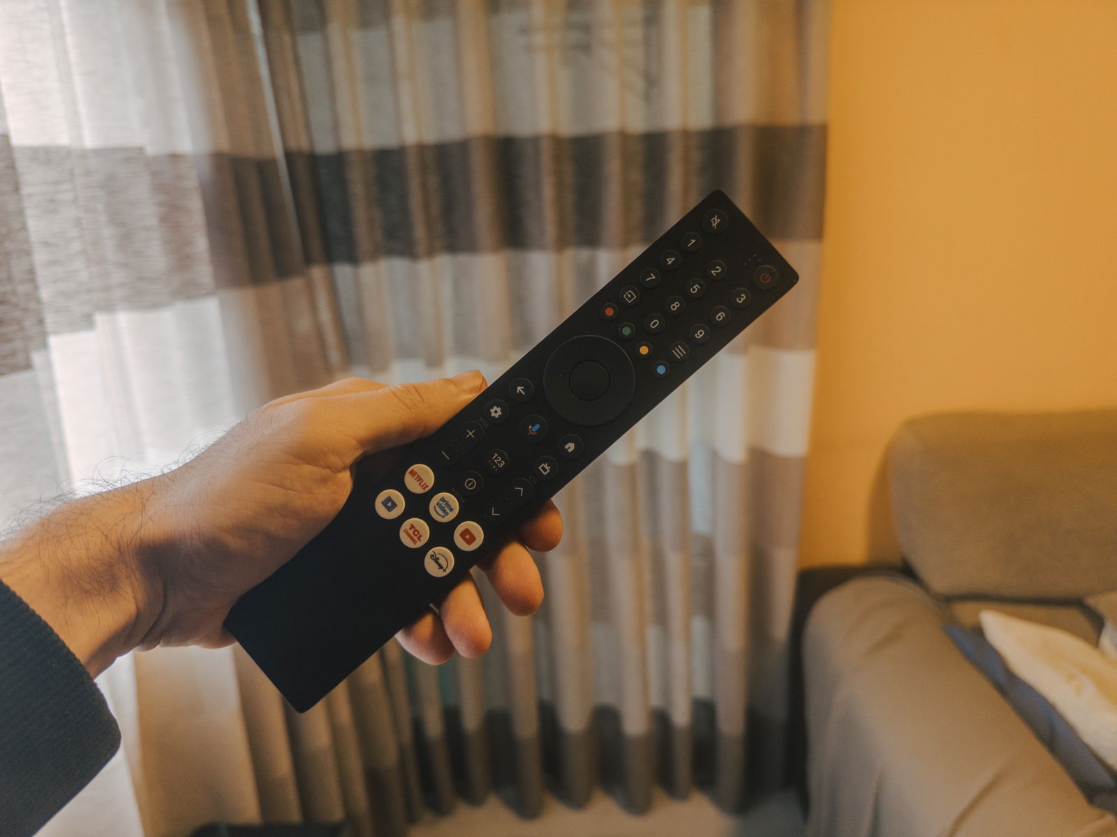 El diseño del mando es funcional y completo, se echan de menos mandos así