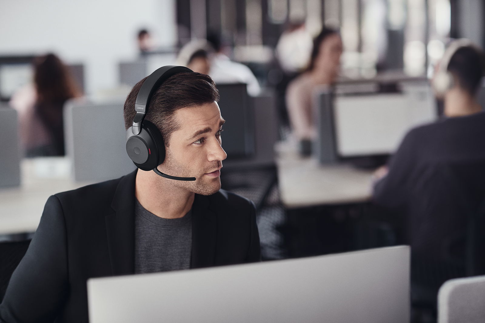Hablar con la IA será lo normal en el trabajo antes de 2030, según un estudio de Jabra y la LSE
