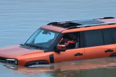 El coche híbrido "anfibio": este vehículo chino es capaz de sumergirse en el agua y cruzar los 1.400 metros que separan las orillas del Yangtsé