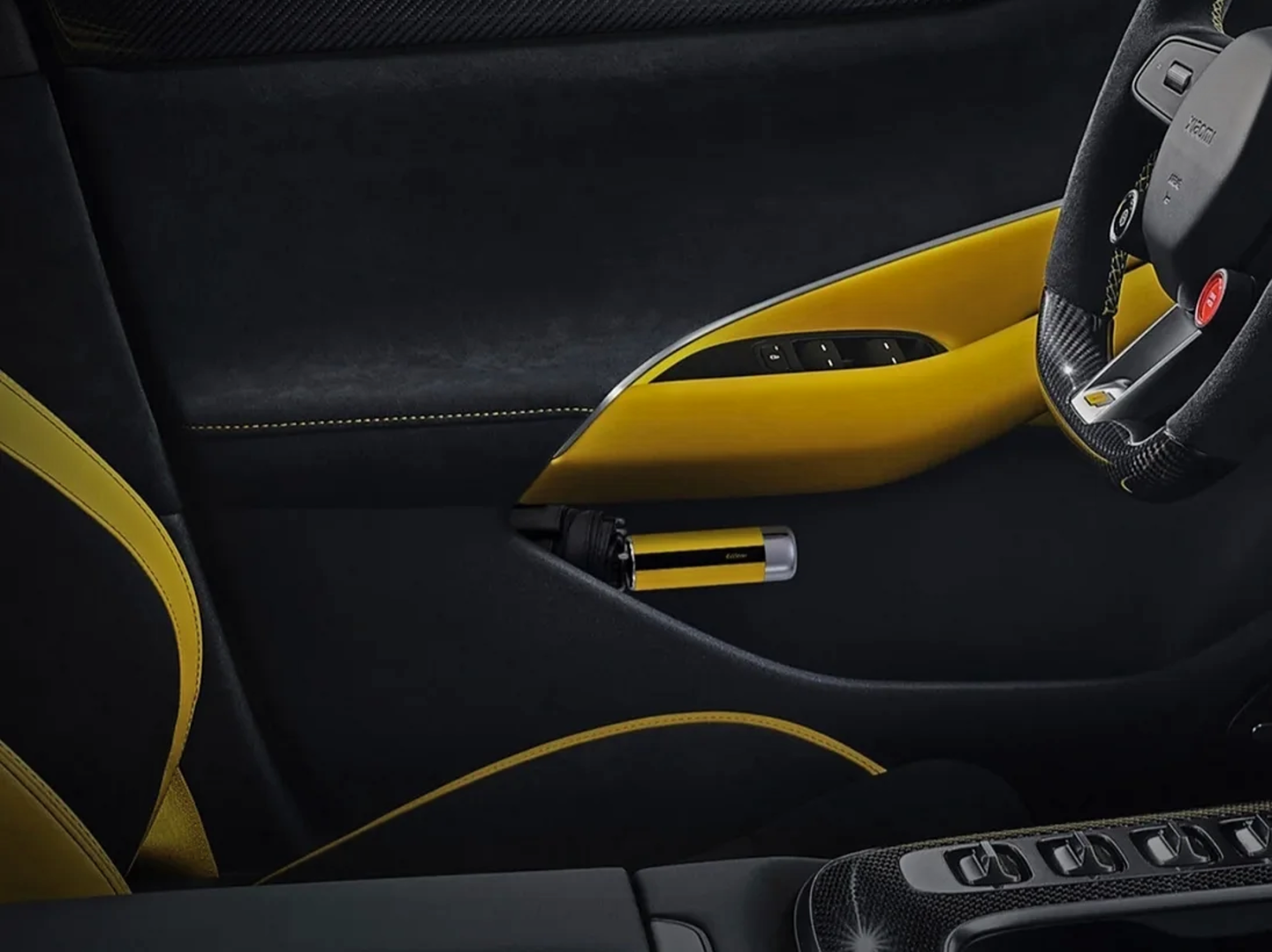 El paraguas Xiaomi Life Lightning Yellow Umbrella encajado en la puerta del SUV7 Ultra