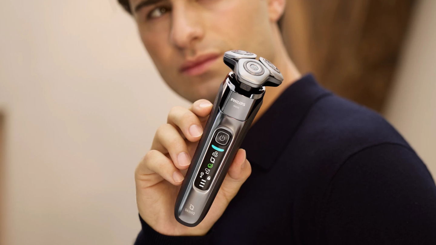 Philips i9000 en la mano