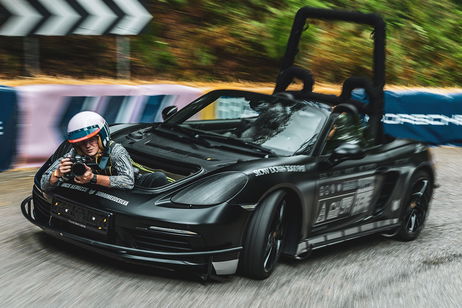 El "coche cámara" definitivo: un Porsche Boxter 718 modificado para poder fotografiar a otros Porsches a toda velocidad