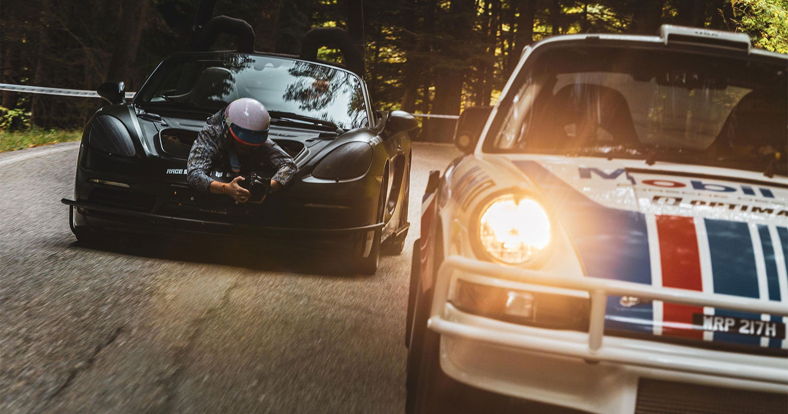 El "coche cámara" definitivo: un Porsche Boxter 718 modificado para poder fotografiar a otros Porsches a toda velocidad