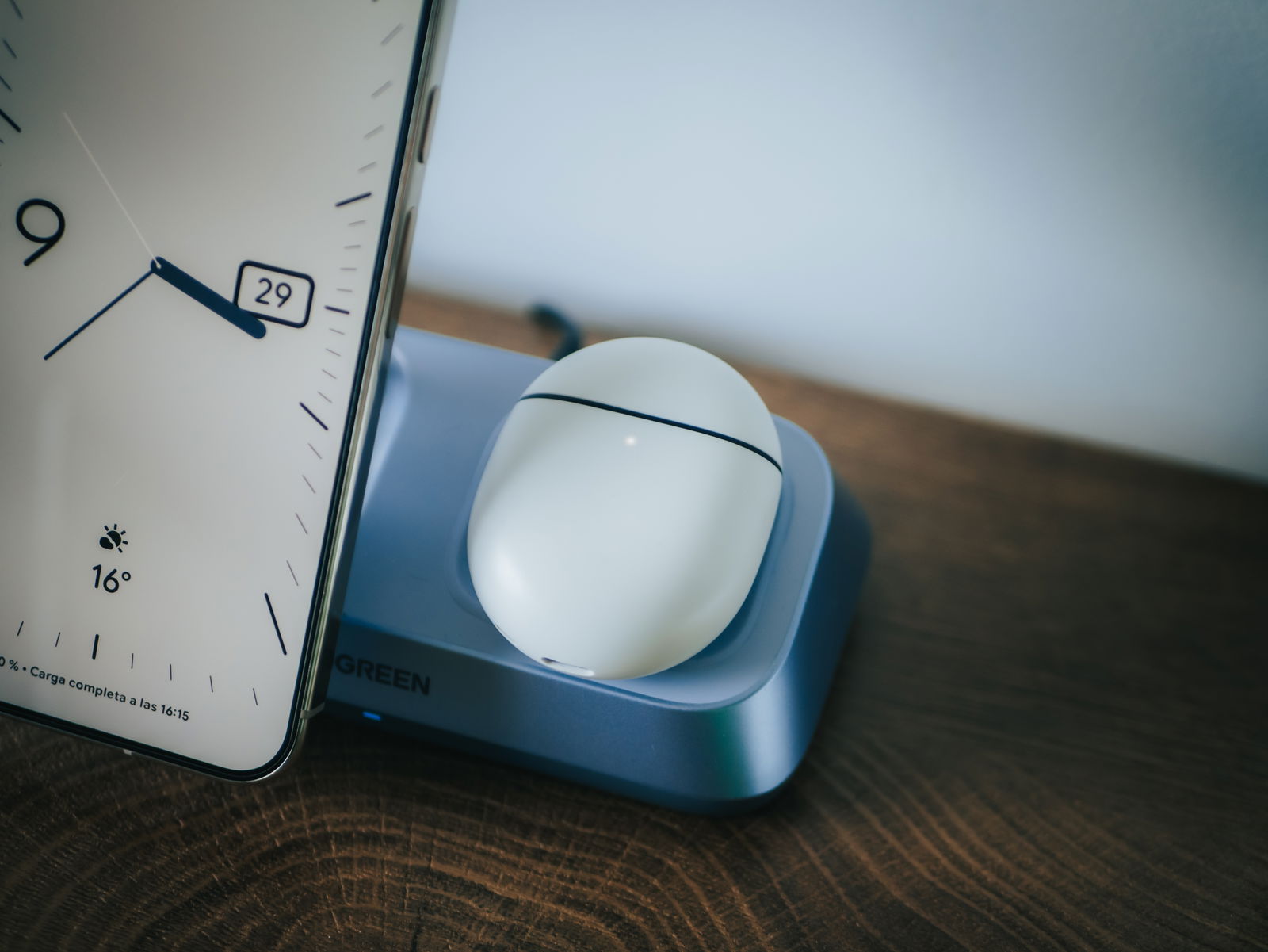 Primer plano de los auriculares cargando