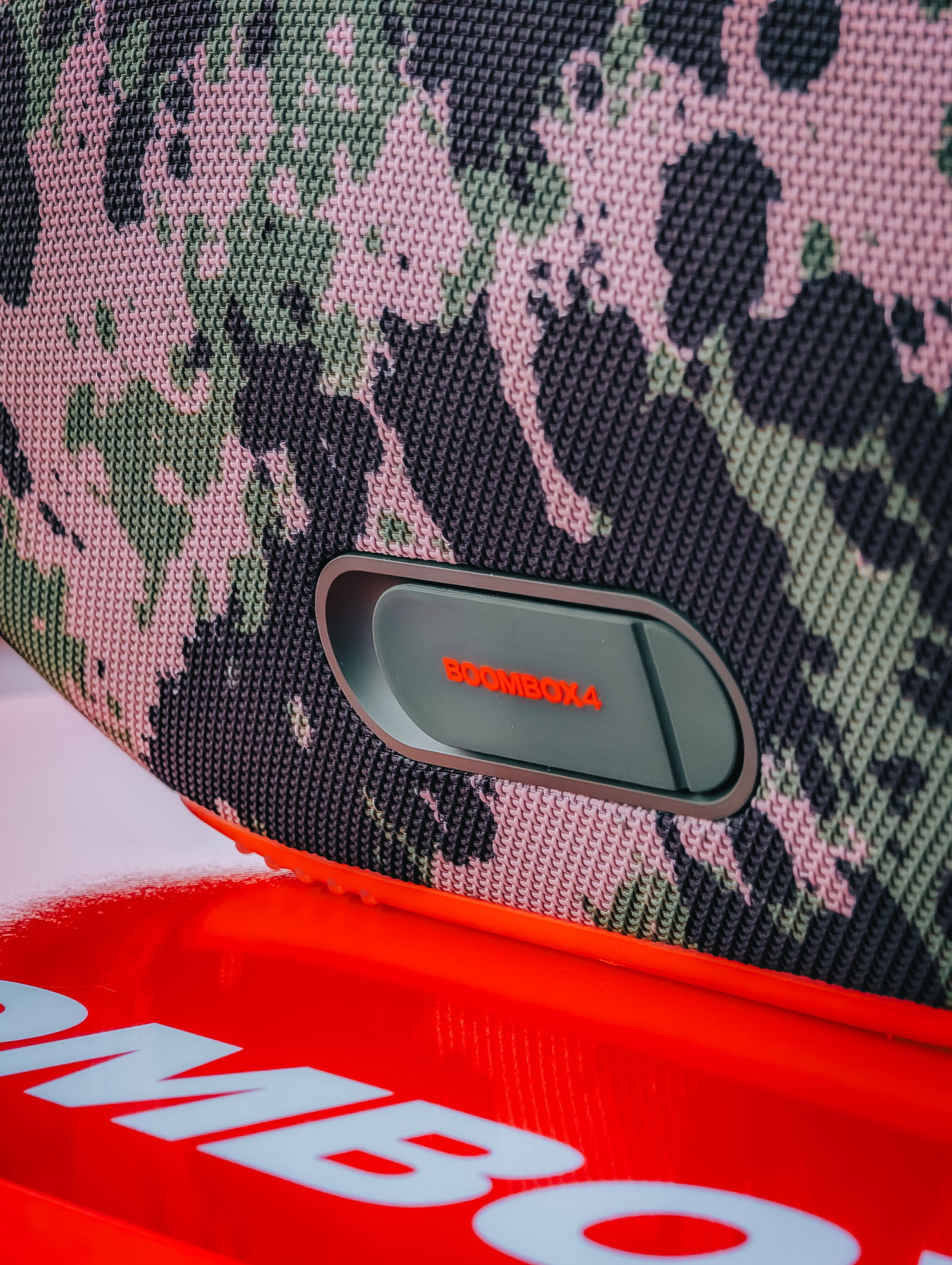Primer plano del JBL Boombox 4