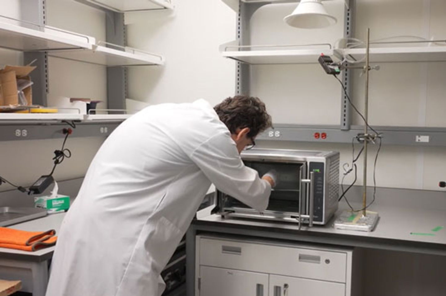 Químico realizando las pruebas de utensilios de silicona