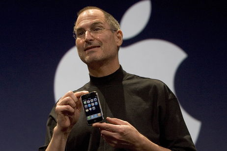 El origen de Gorilla Glass: la reunión en la que Steve Jobs humilló al CEO de Corning por miedo a lanzar el iPhone con pantalla de plástico El origen de Gorilla Glass: la reunión en la que Steve Jobs humilló al CEO de Corning por miedo a lanzar el iPhone con pantalla de plástico