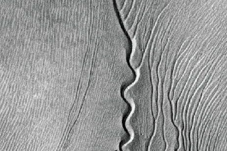 Unos extraños surcos encontrados en Marte han reavivado teorías sobre la vida y el agua de este planeta. Tiene una explicación mucho más sencilla Unos extraños surcos encontrados en Marte han reavivado teorías sobre la vida y el agua de este planeta. Tiene una explicación mucho más sencilla
