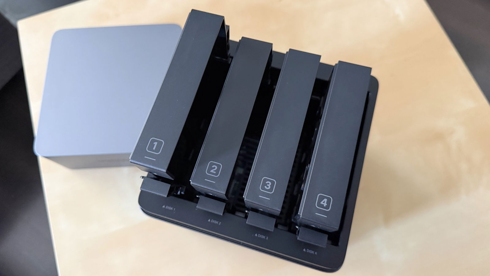 Bahías para discos duros del UGREEN NAS DH4300 Plus