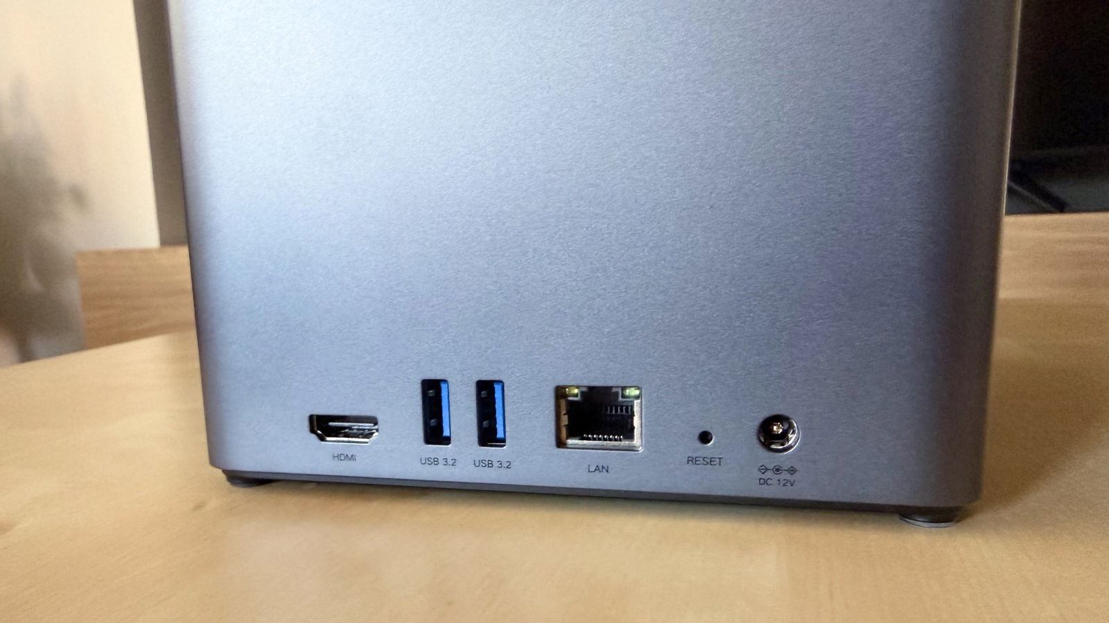 Conexiones del UGREEN NAS DH4300 Plus