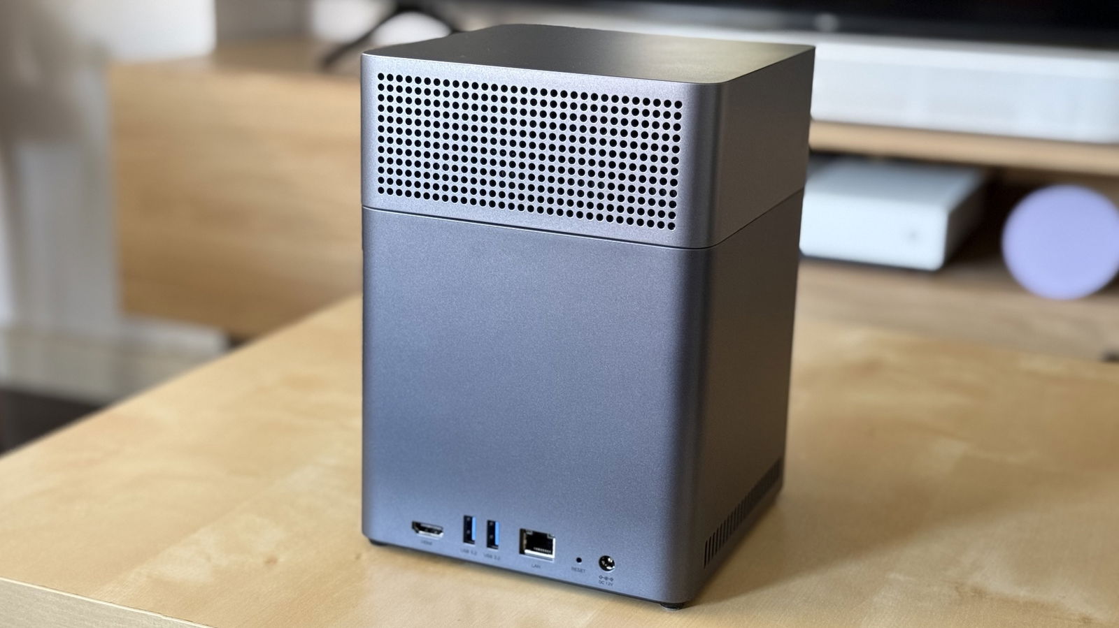 Parte trasera del UGREEN NAS DH4300 Plus