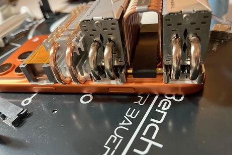 ¿Existe una forma más rápida de enfriar un iPhone? Este usuario adaptó disipadores de calor a un iPhone 17 Pro Max ¿Existe una forma más rápida de enfriar un iPhone? Este usuario adaptó disipadores de calor a un iPhone 17 Pro Max