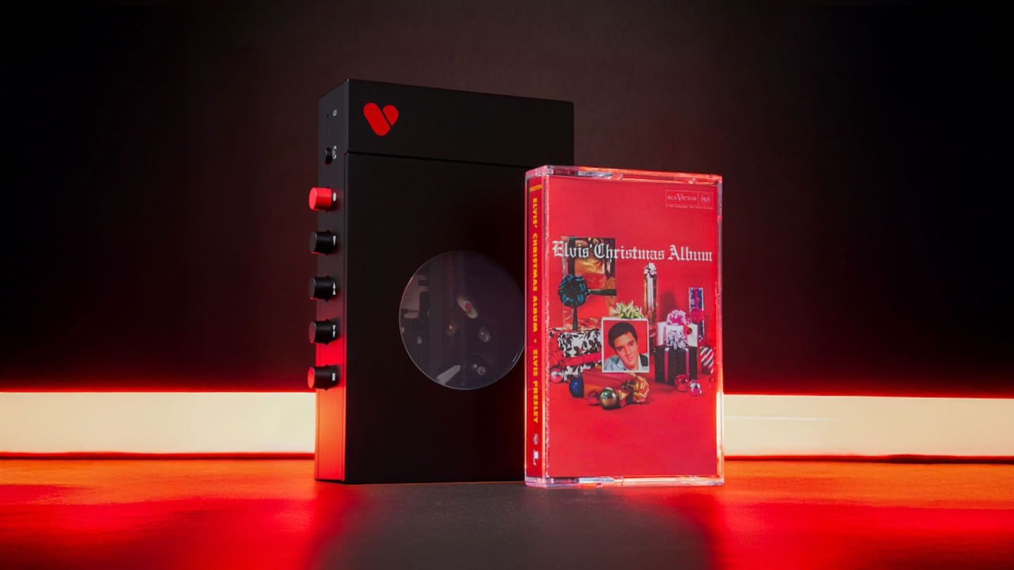 Elvis vuelve en cassette: We Are Rewind lanza un walkman edición limitada con su álbum navideño de 1957
