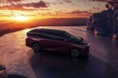 7 plazas, 1600 kilómetros de autonomía, IA y diseño futurista: el coche chino que queremos ver en España 7 plazas, 1600 kilómetros de autonomía, IA y diseño futurista: el coche chino que queremos ver en España