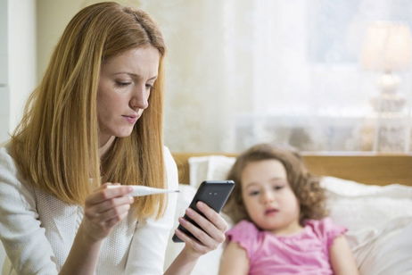 Adiós a los pediatras: la peligrosa 'moda' de los padres de consultar a ChatGPT sobre la salud de sus hijos