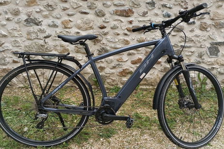 Por menos de 500 euros esta mountain bike eléctrica es una compraza: viene con batería para 90 kilómetros y cambio Shimano de 7 velocidades Por menos de 500 euros esta mountain bike eléctrica es una compraza: viene con batería para 90 kilómetros y cambio Shimano de 7 velocidades