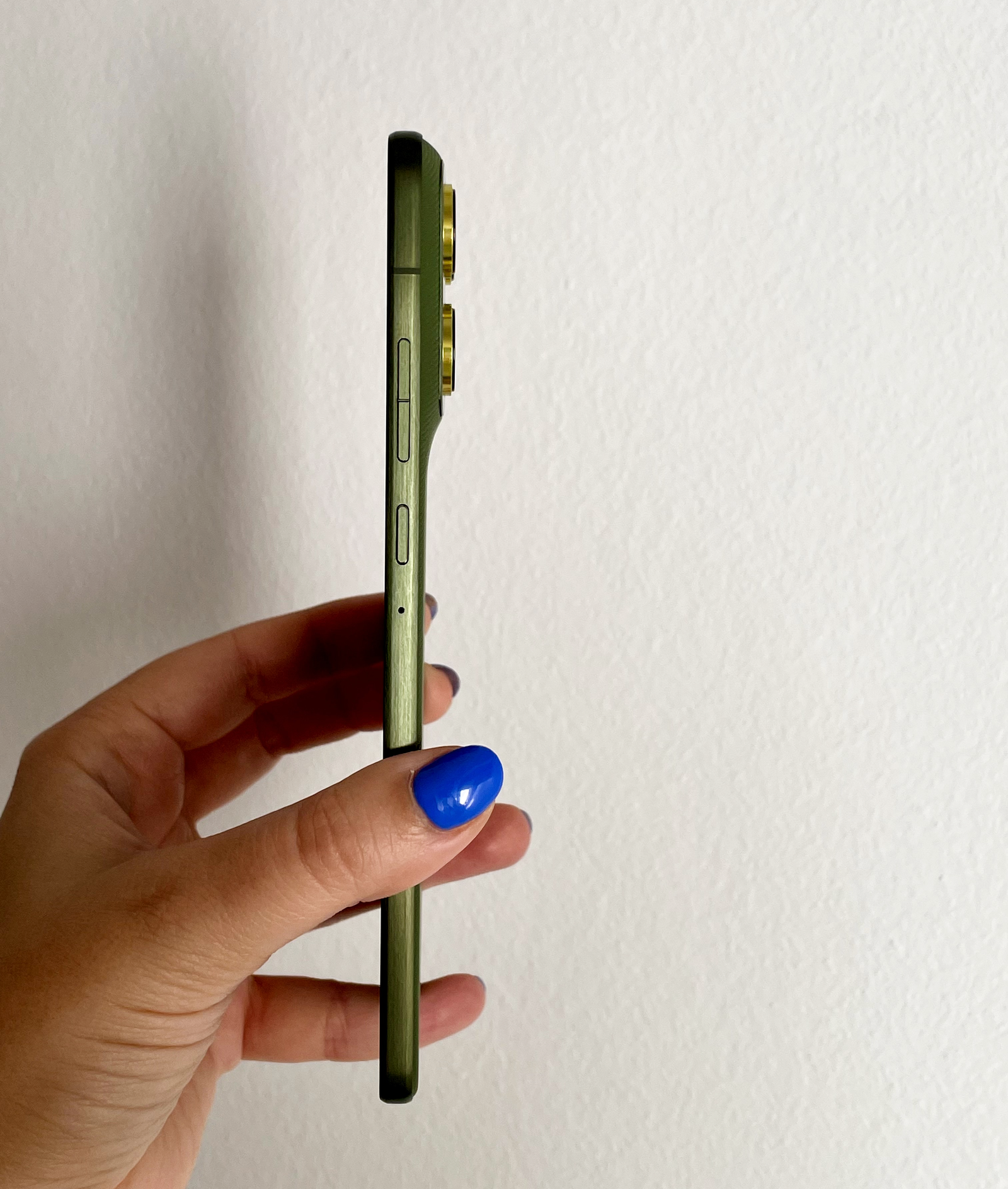 Así se ven los 5,99 mm de grosor del motorola edge 70 de perfil