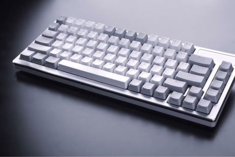 Black Friday se acaba y este ROG Azoth con pantalla OLED y switches hot-swap te está esperando