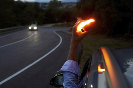 Cómo saber si una baliza V16 está homologada por la DGT y evitar multas