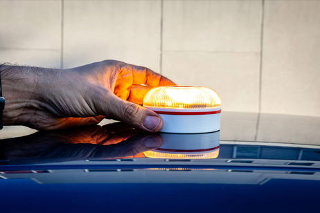 Tu Baliza V16 tendrá que pasar su propia "ITV": la DGT confirma revisiones cada dos años para que no pierdan la homologación