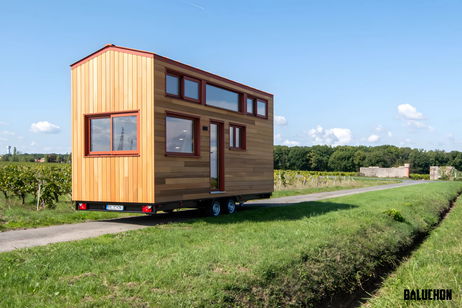 La diminuta casa prefabricada de tus sueños existe y tiene forma de chalet: es encantadora La diminuta casa prefabricada de tus sueños existe y tiene forma de chalet: es encantadora