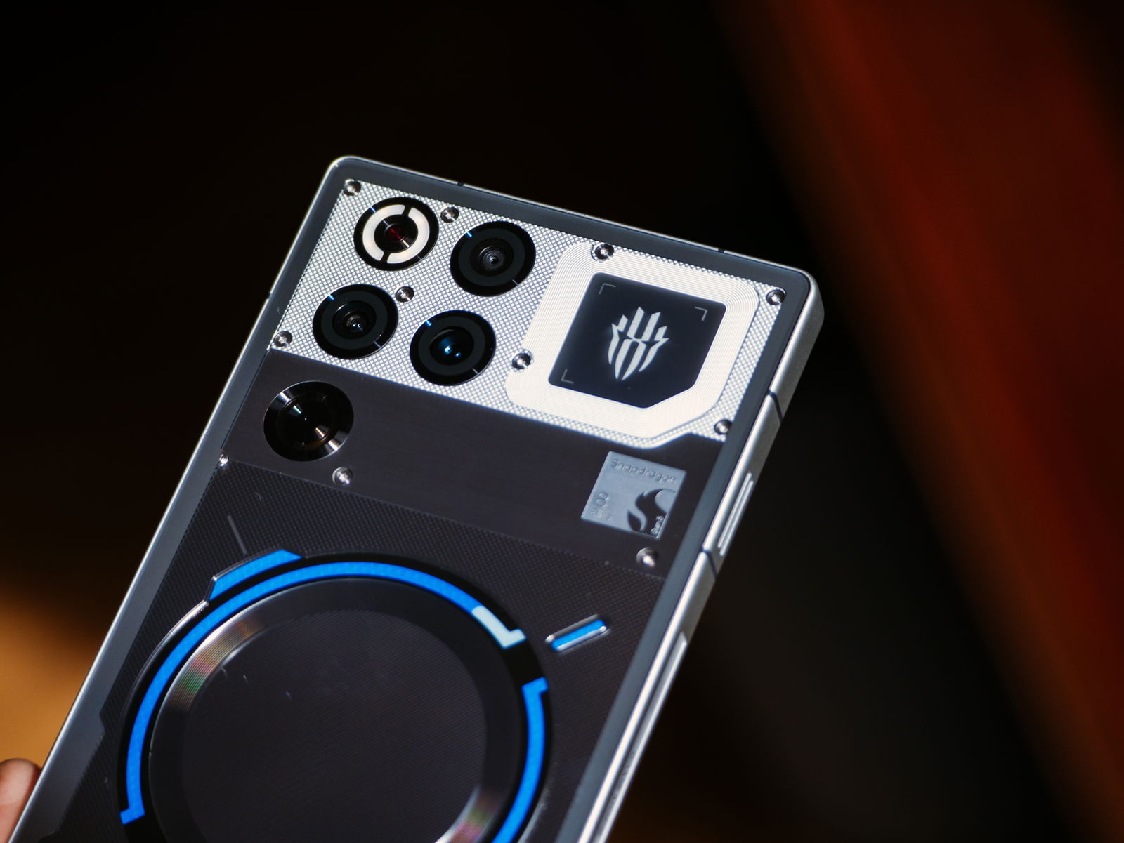 DETALLE DE LA PARTE TRASERA DEL REDMAGIC 11 PRO