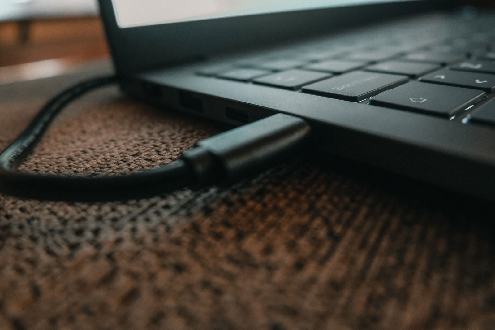 Podremos cargar el ordenador a través del cable USB-C