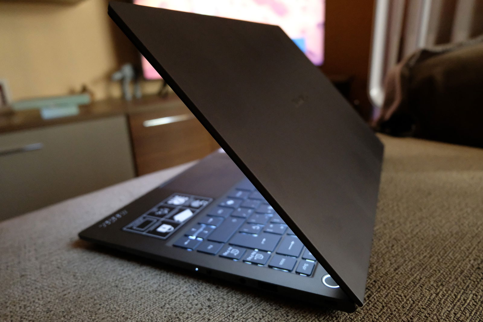 Sus ventiladores son algo ruidosos, pero sigue siendo bastante interesante en su concepción, tanto a nivel estético como se ve en la foto como a nivel técnico