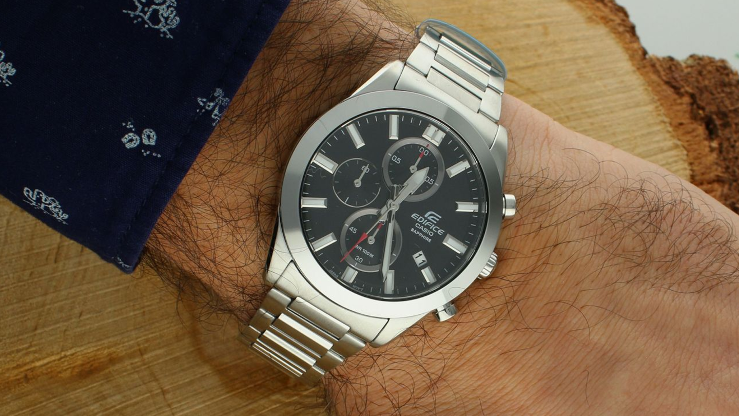 Este Casio de acero con cristal de zafiro, la precisión de cuarzo y resistencia de 10 ATM está tirado de precio