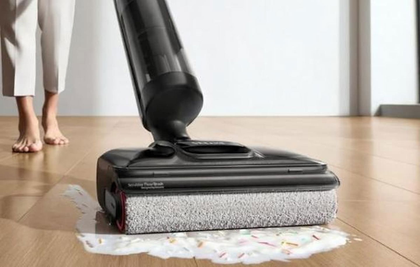 Esta aspiradora puede aspirar y fregar a la vez, dejando el piso completamente limpio