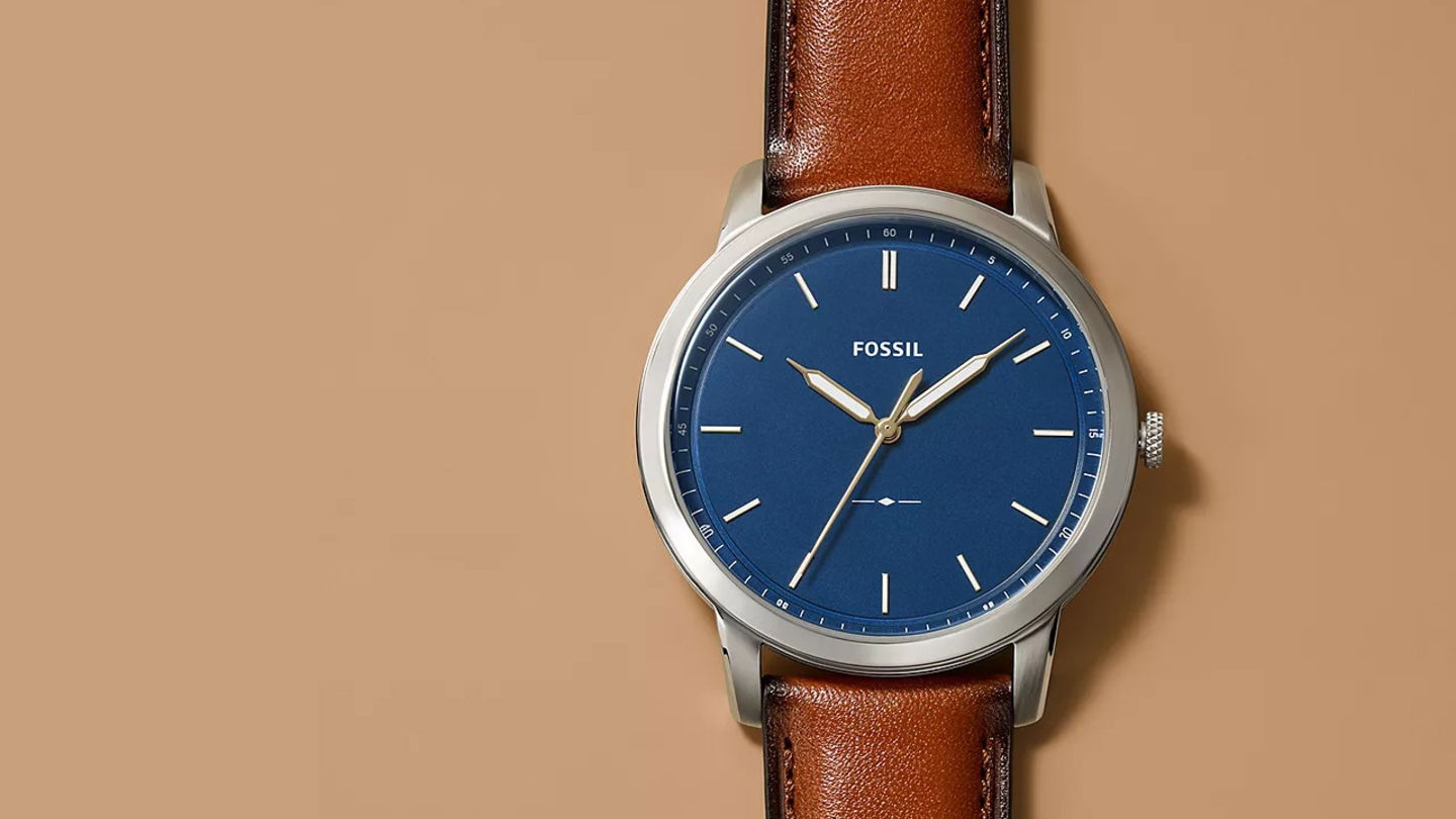 Este reloj Fossil con correa de piel es pura clase minimalista por mucho menos de lo que imaginas