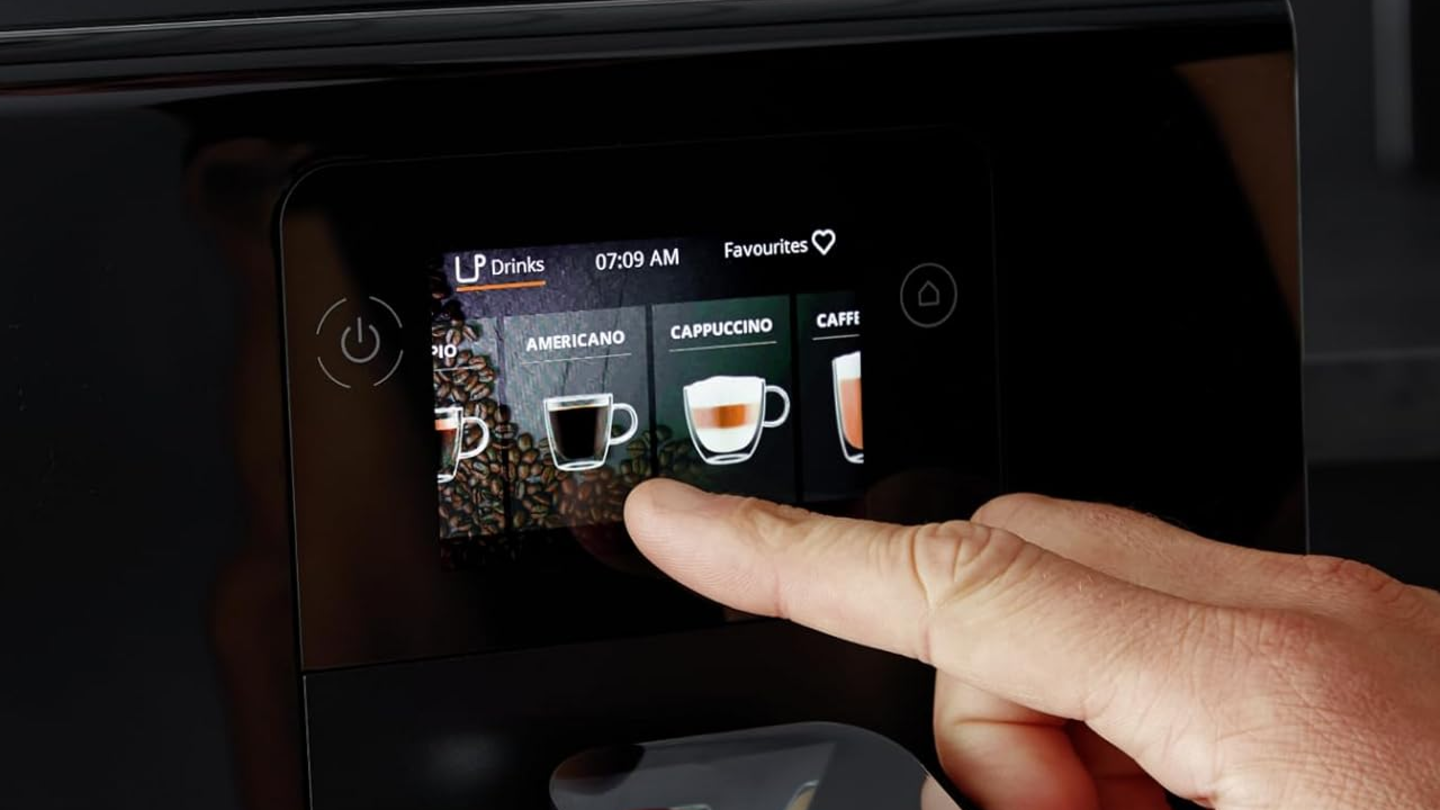 Amazon hunde el precio de esta cafetera de gama alta: pantalla táctil, 15 recetas y limpieza automática