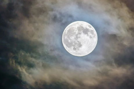 Una empresa ha encontrado una enorme fuente de recursos y quiere minarla. El problema es que está en la Luna Una empresa ha encontrado una enorme fuente de recursos y quiere minarla. El problema es que está en la Luna