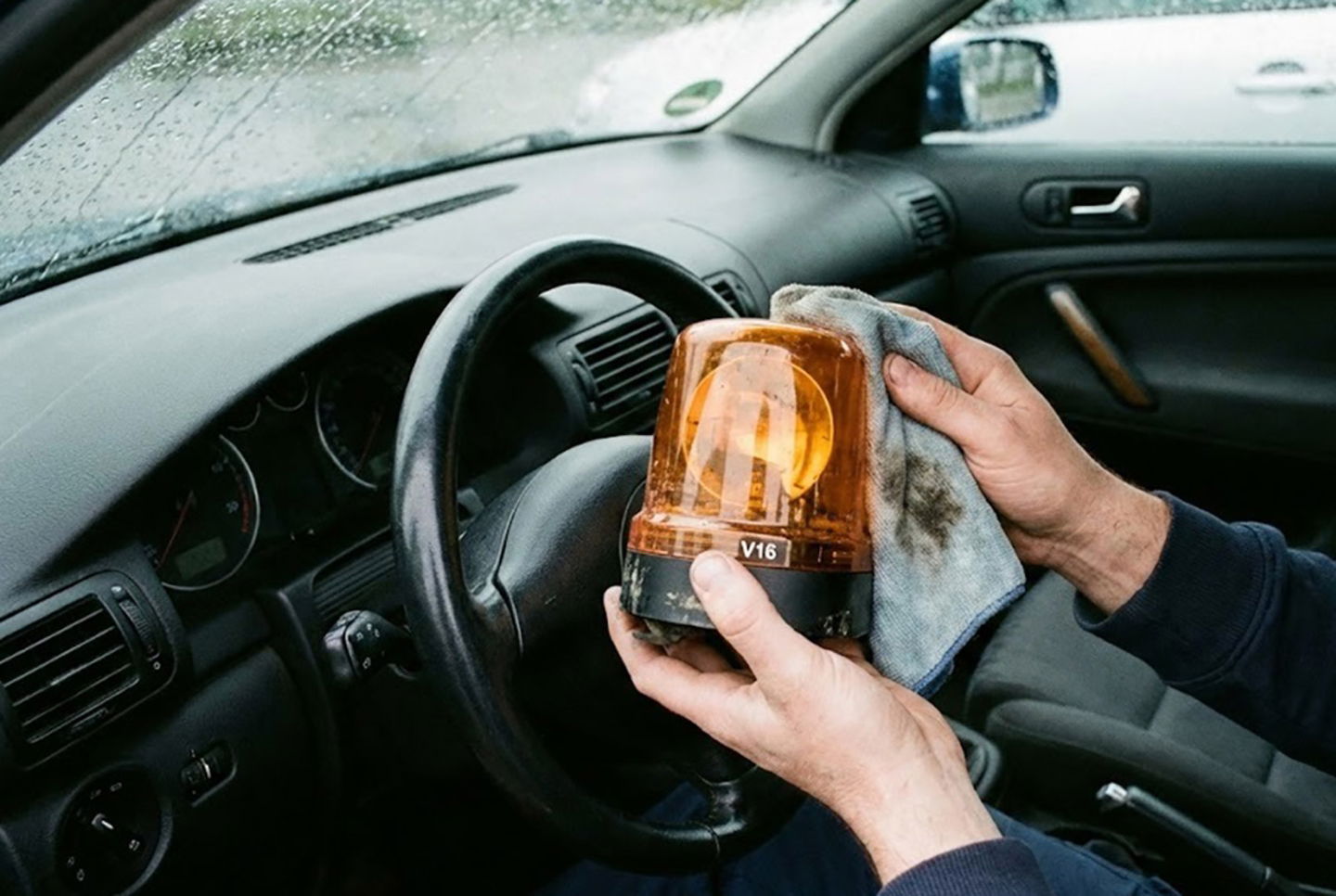 Limpieza básica deja la baliza lista para señalizar con claridad