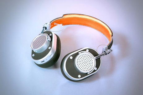 El bajista de Coldplay diseña unos auriculares de culto inspirados en los trajes espaciales de la NASA