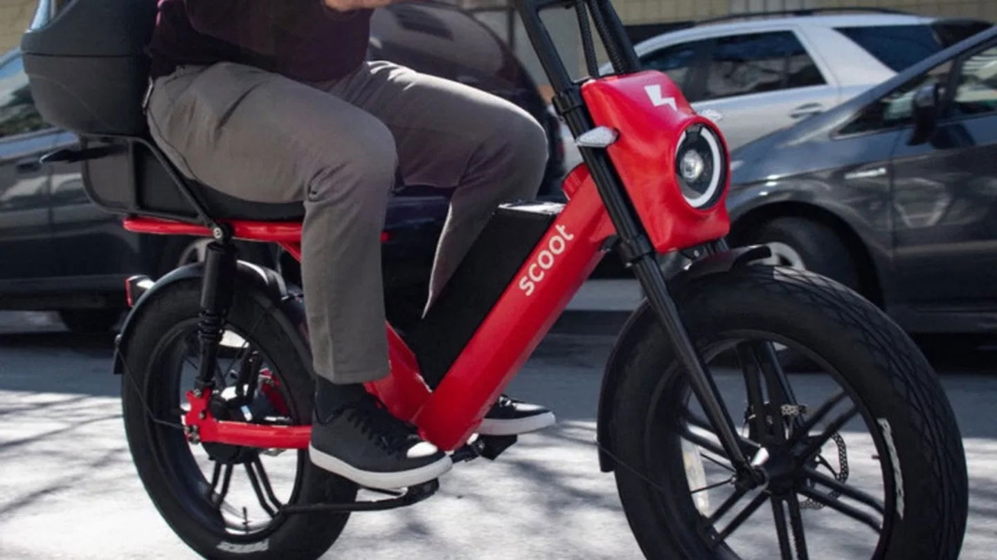 Una moped eléctrica roja