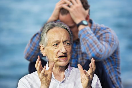 Geoffrey Hinton, padre de la IA, cree que llega una era oscura a nivel laboral: "Para ganar dinero tendrás que reemplazar el trabajo humano" Geoffrey Hinton, padre de la IA, cree que llega una era oscura a nivel laboral: "Para ganar dinero tendrás que reemplazar el trabajo humano"