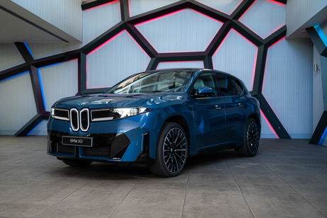 El nuevo BMW iX3 rompe la barrera de los 800 km de autonomía en España con un precio de salida de 69.900 euros