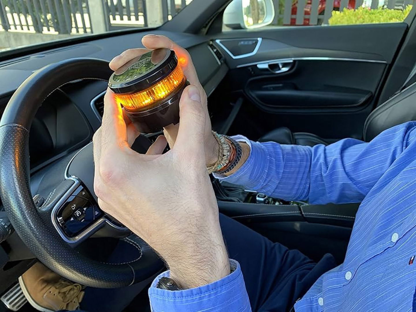 Paso 2 enciende tu baliza desde el interior del vehículo