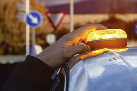 Qué baliza V16 comprar para tu coche: comparativa de los mejores modelos homologados por la DGT