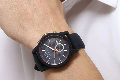 47 mm, cronógrafo y correa de silicona azul: el Armani Exchange te da estilo de marca top y cuesta poco