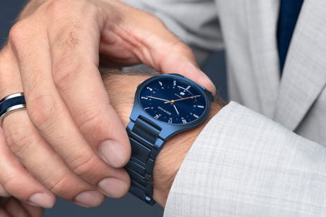 Diseño con caja y brazalete de titanio, precisión absoluta... y 50% de descuento en uno de los relojes más elegantes del momento