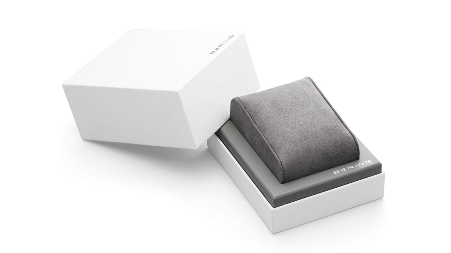 Un reloj súper elegante, con caja y correa de acero en negro, baja más de 65 euros para postularse como el regalo perfecto