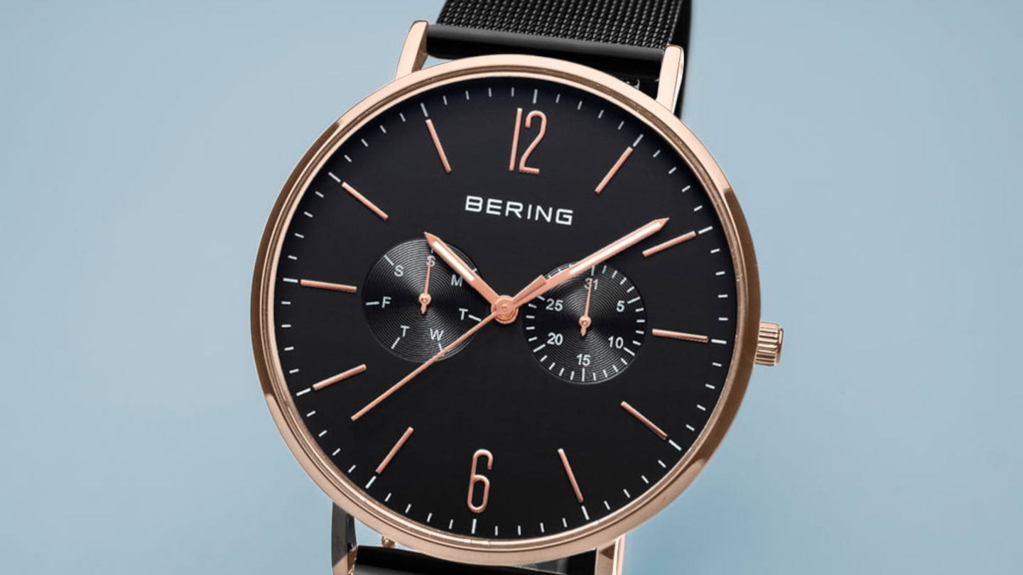 Un reloj súper elegante, con caja y correa de acero en negro, baja más de 65 euros para postularse como el regalo perfecto